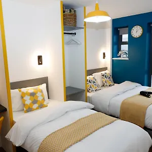 New Luxury In Location Next To Shops, Cafes, Bars & Metro Londra